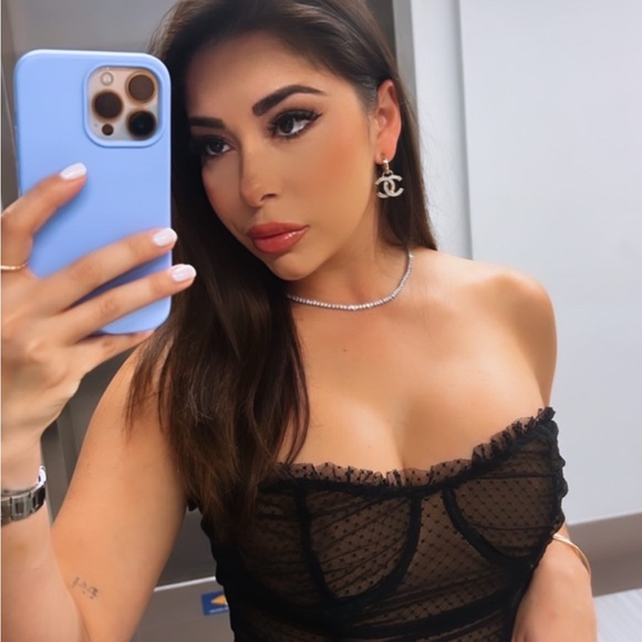 Meet your Posher! - Picture 3 of 6